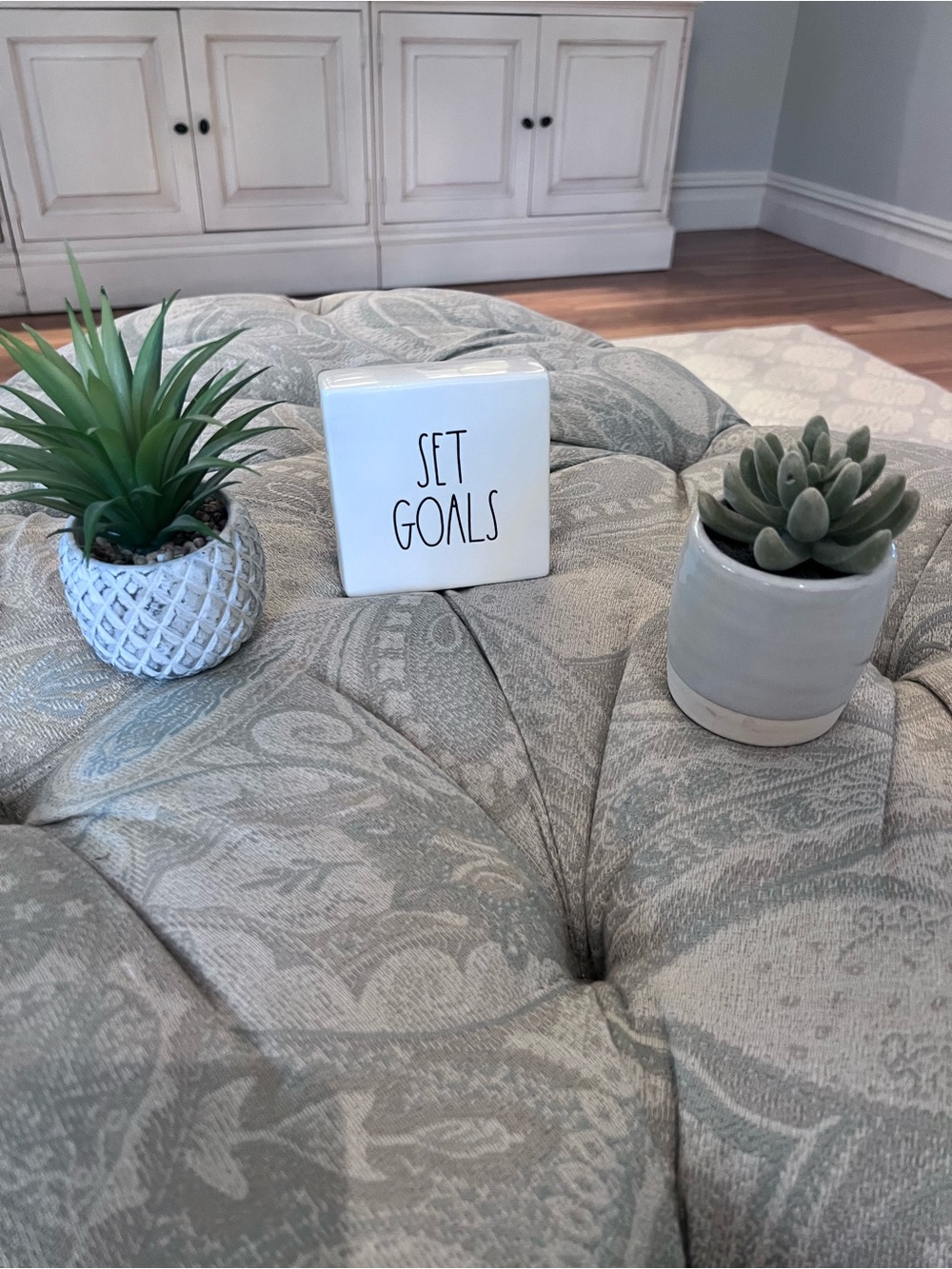 Set of small decor items